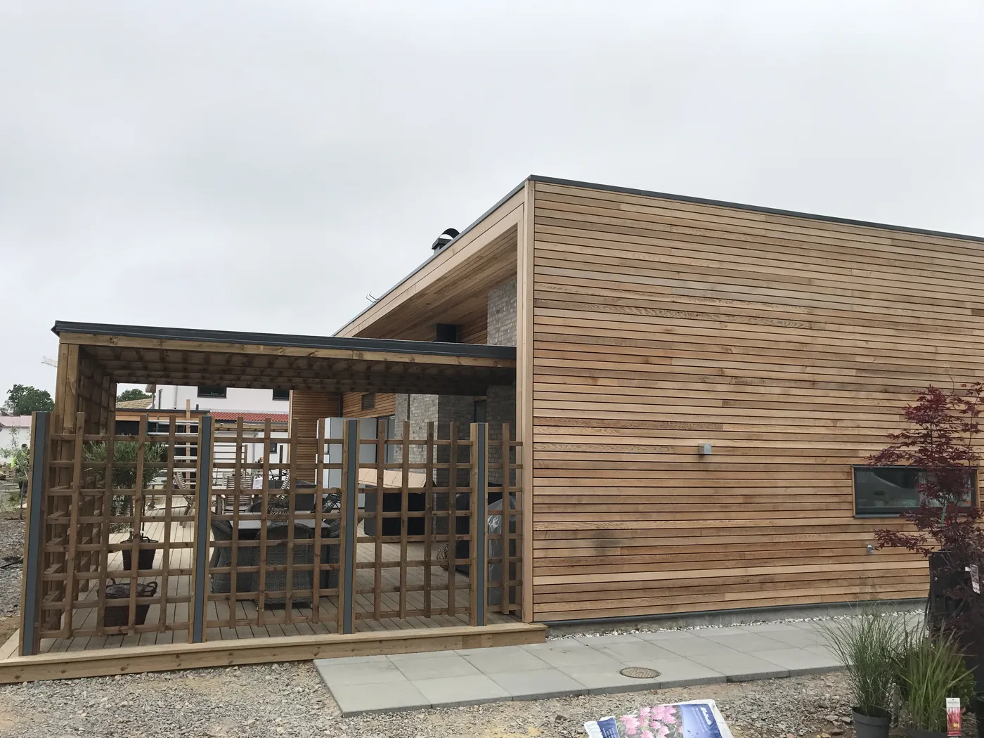 Nybyggt hus med trädäck, bild 8 av 13