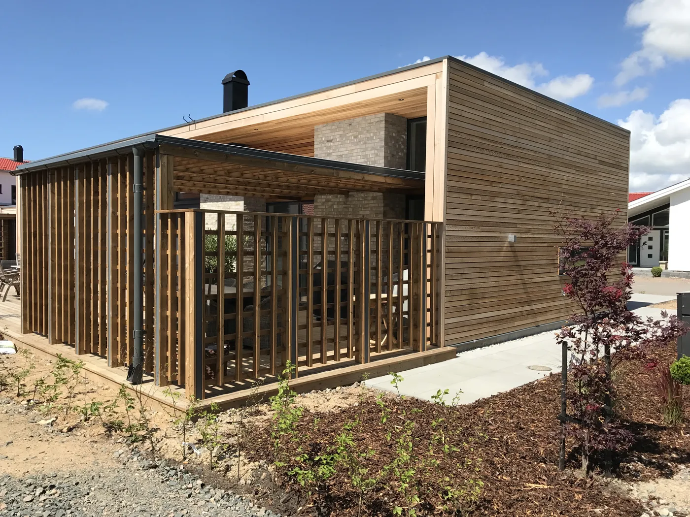 Nybyggt hus med trädäck, bild 5 av 13