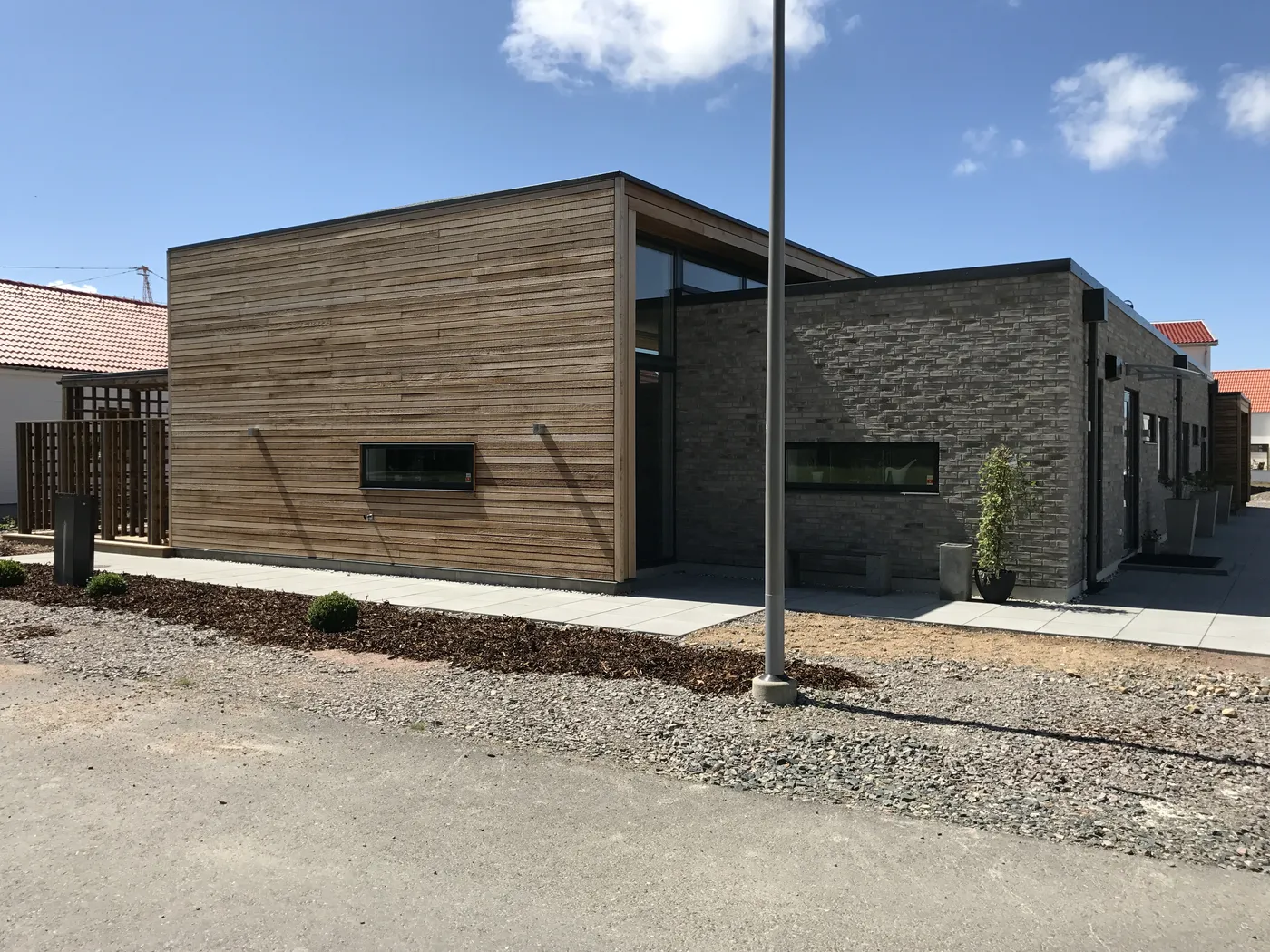Nybyggt hus med trädäck, bild 4 av 13