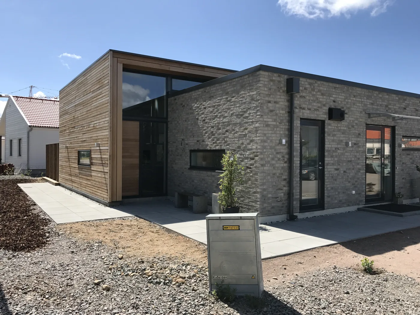Nybyggt hus med trädäck, bild 10 av 13