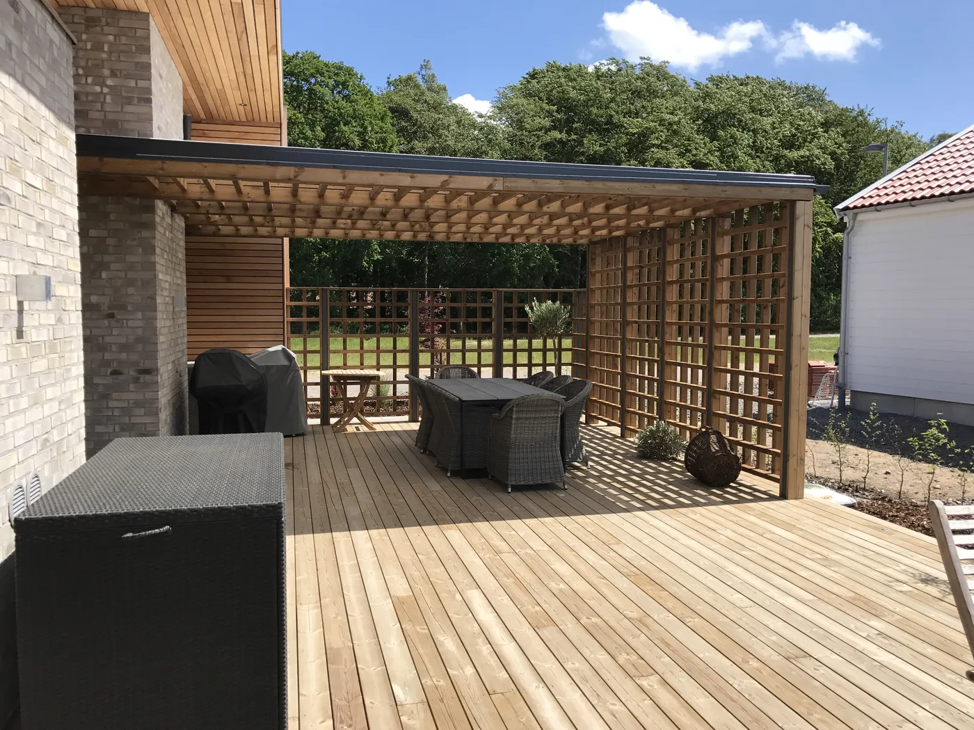 Nybyggt hus med trädäck, bild 6 av 13
