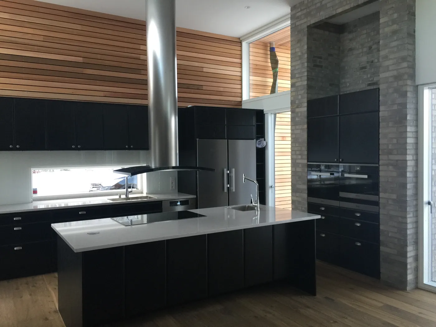 Nybyggt hus med trädäck, bild 11 av 13