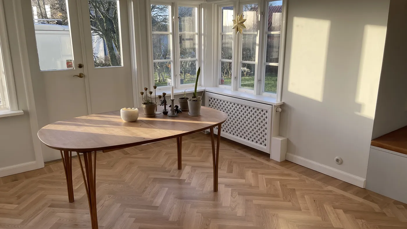 Renoverad matplats med platsbyggd bänk och fiskbensparkett
