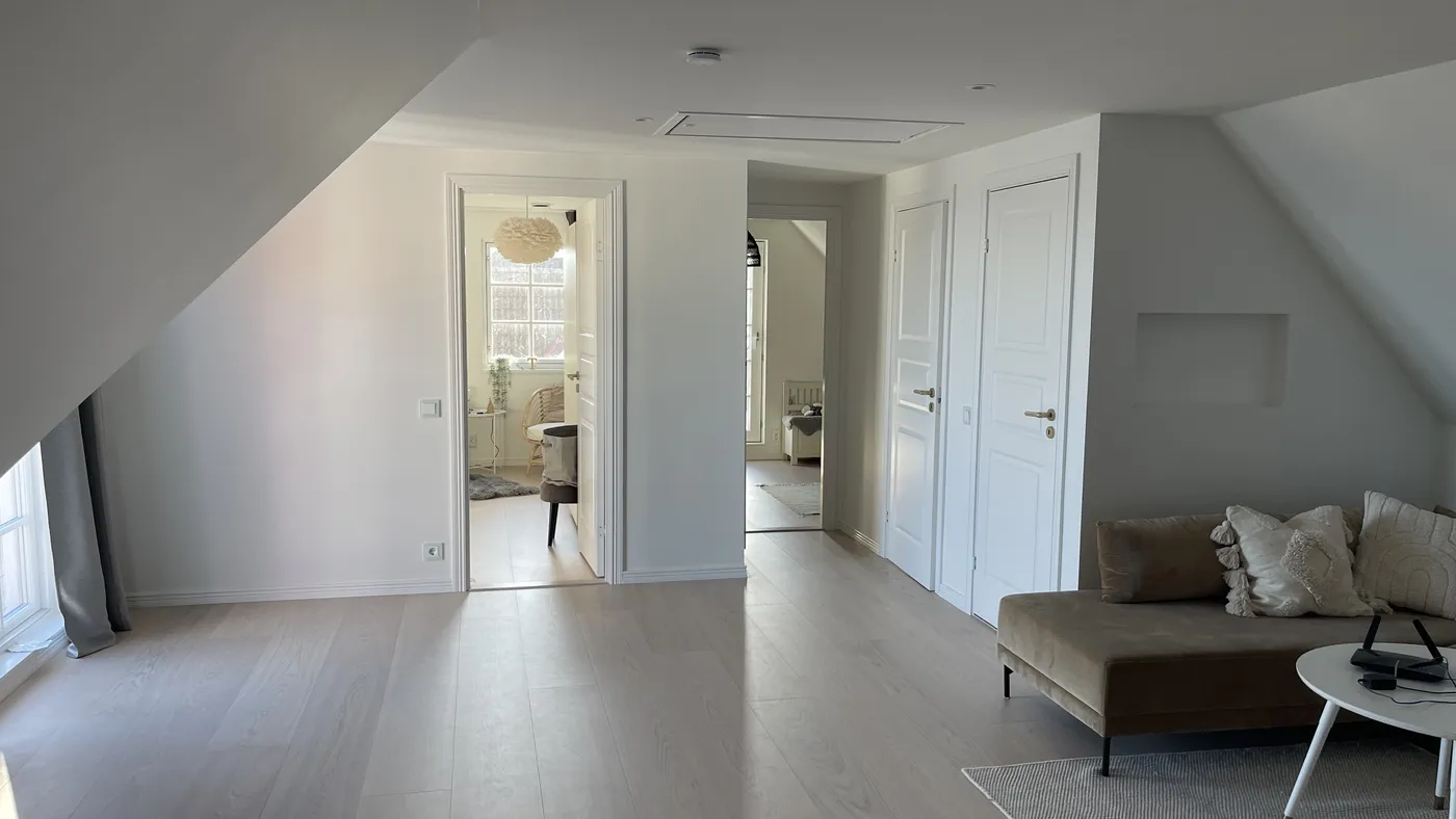 Ljust och rent allrum efter slutstädning