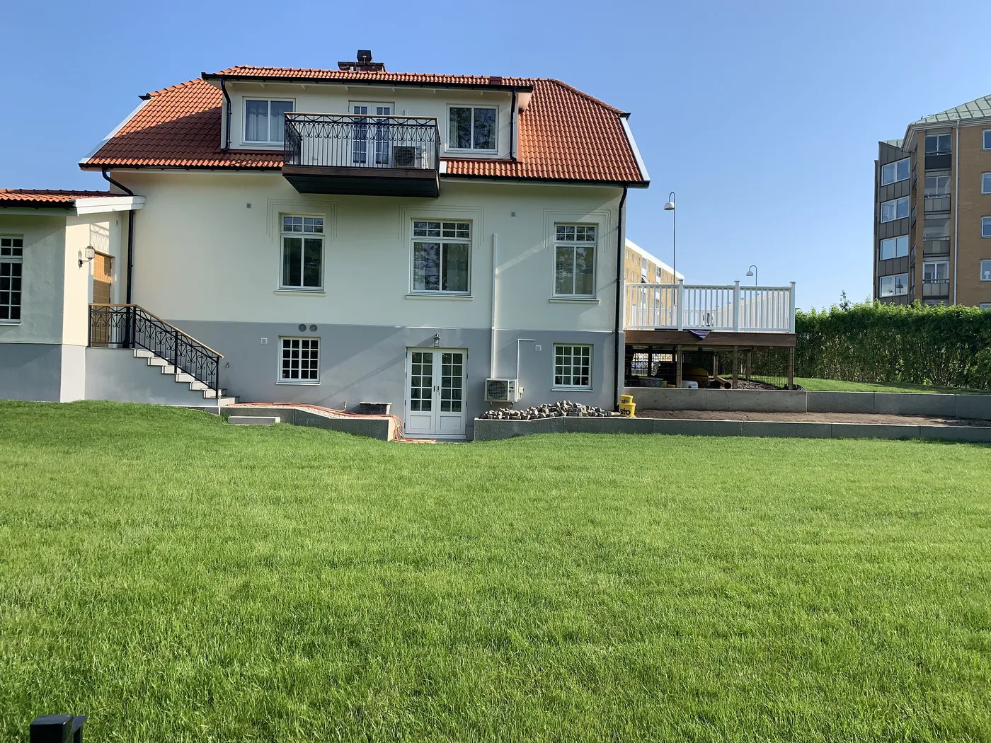 Totalrenoverad villa i Ängelholm med ny altan och fasad
